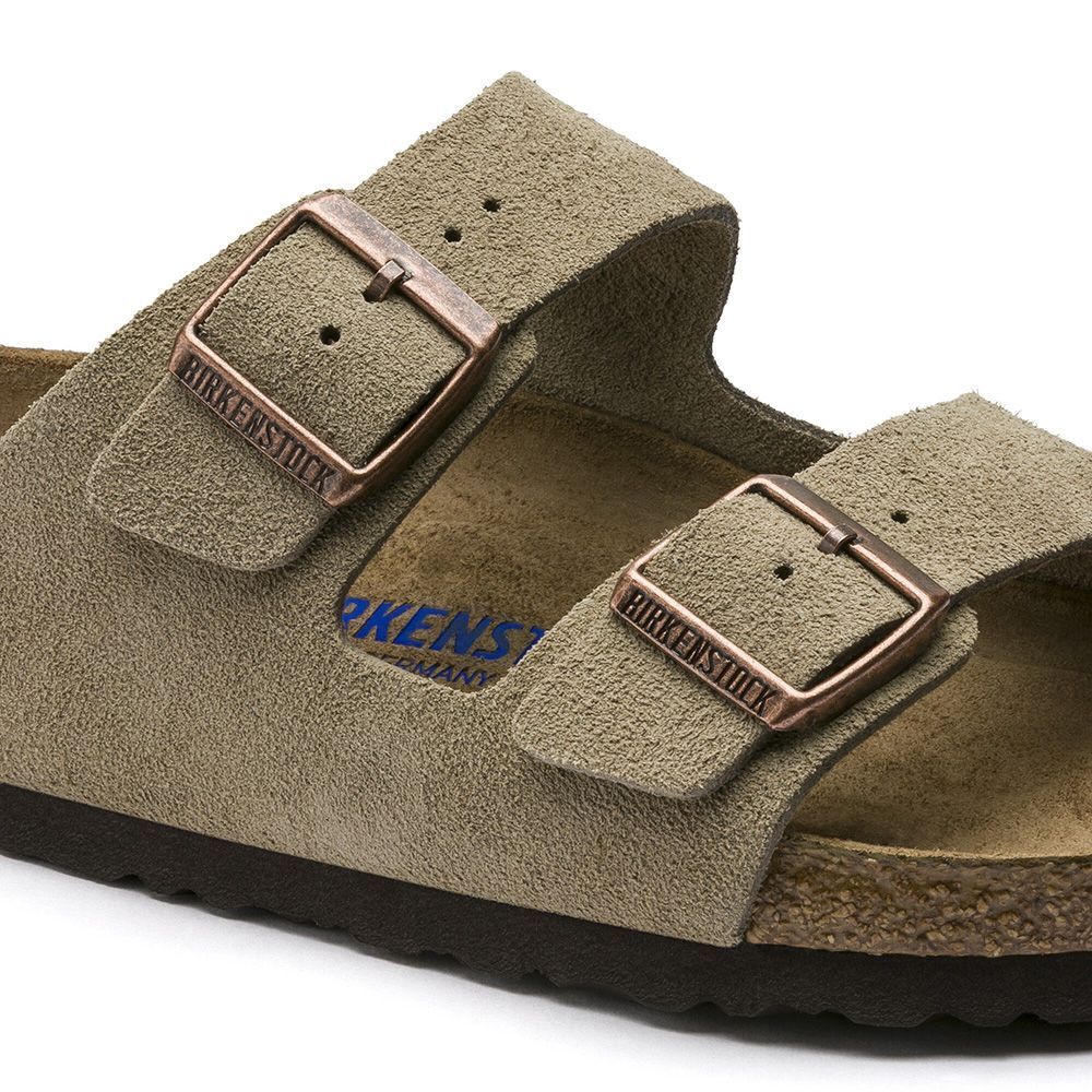 Sandalo Birkenstock Arizona Soft Footbed in pelle scamosciata Taupe – dettaglio della tomaia
