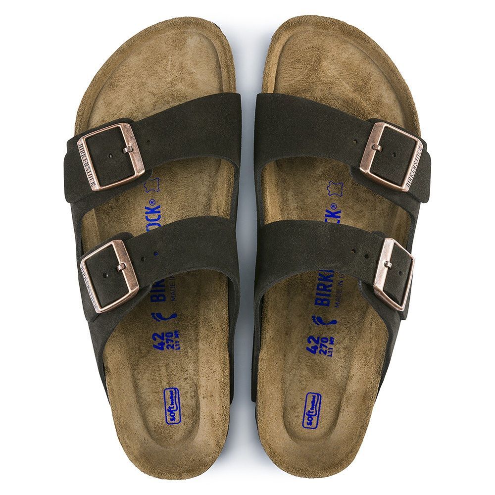Sandalo Birkenstock Arizona Soft Footbed in pelle scamosciata Mocha – vista dall'alto