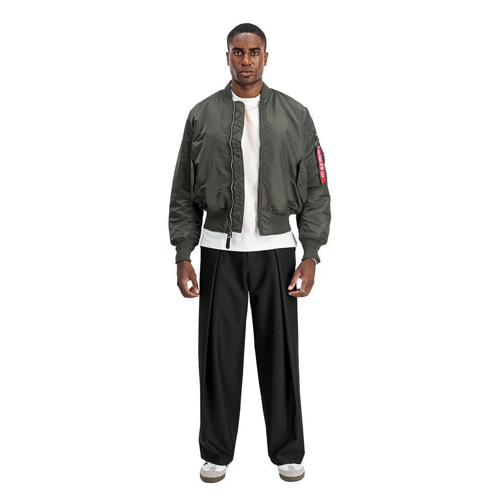 Giacca Alpha Industries MA-1 Heritage Bomber Jacket Rep Grey – indossata da un modello, figura intera