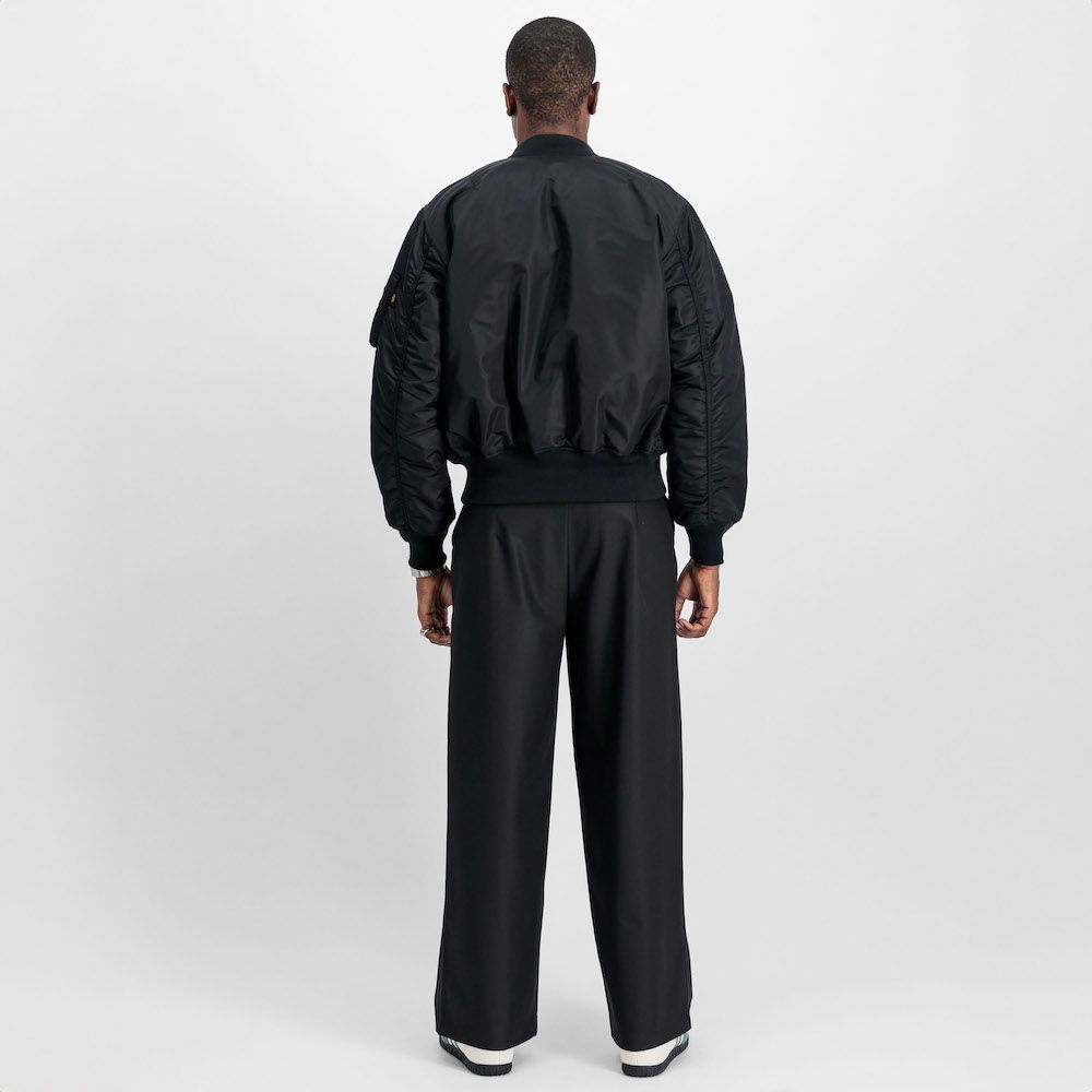 Giacca Alpha Industries MA-1 Heritage Bomber Jacket Black – indossata da un modello, vista posteriore