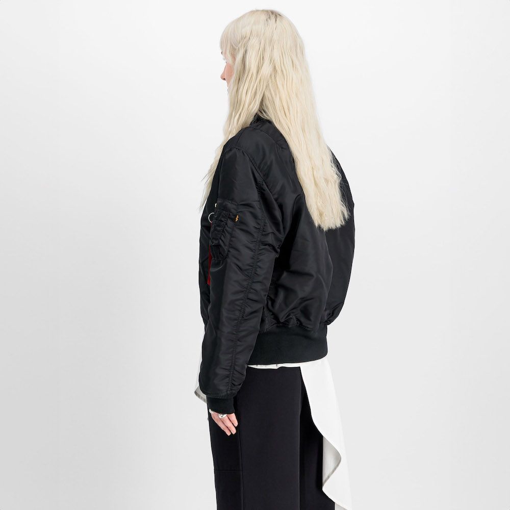 Giacca Alpha Industries MA-1 Heritage Bomber Jacket Black – indossata da una modella, vista di tre quarti posteriore