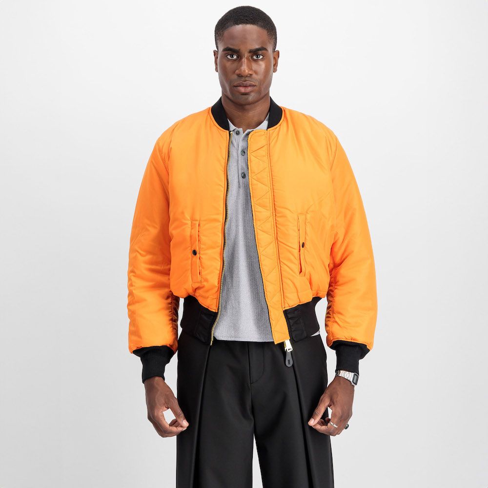 Giacca Alpha Industries MA-1 Heritage Bomber Jacket Black – indossata sul lato reversibile arancione