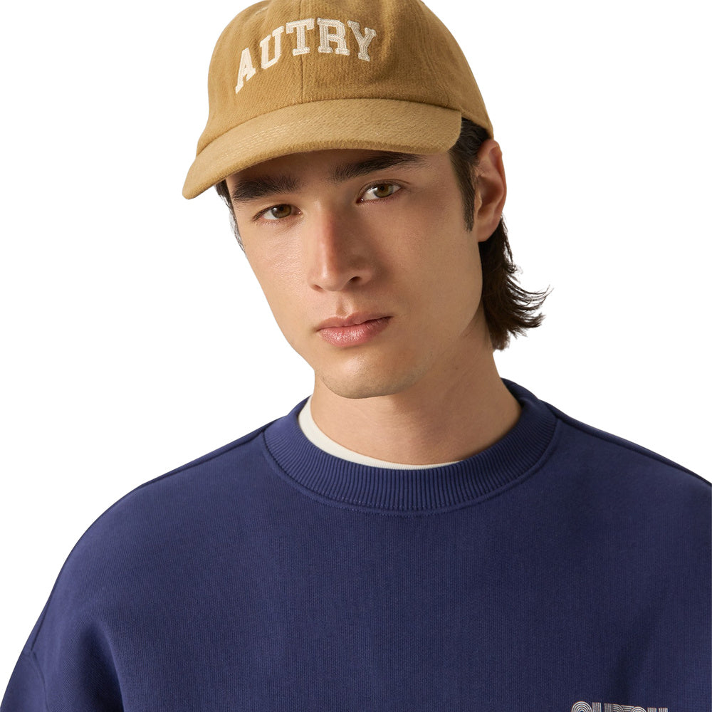 Cappellino Autry College Logo Baseball Cap Beige – indossato da un modello