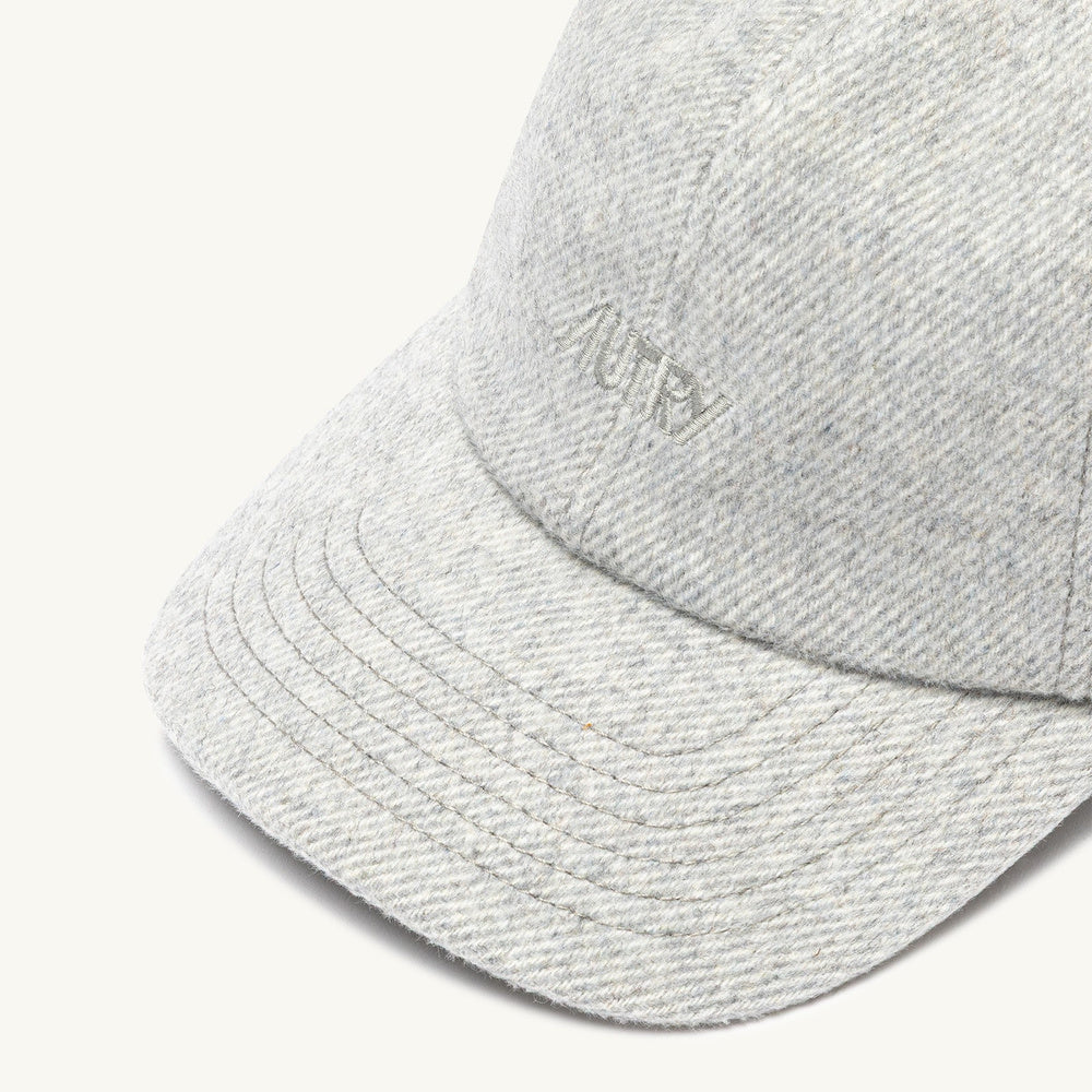 Cappellino Autry Wool Baseball Cap With Embroidered Logo Grey Melange – dettaglio della visiera e del logo