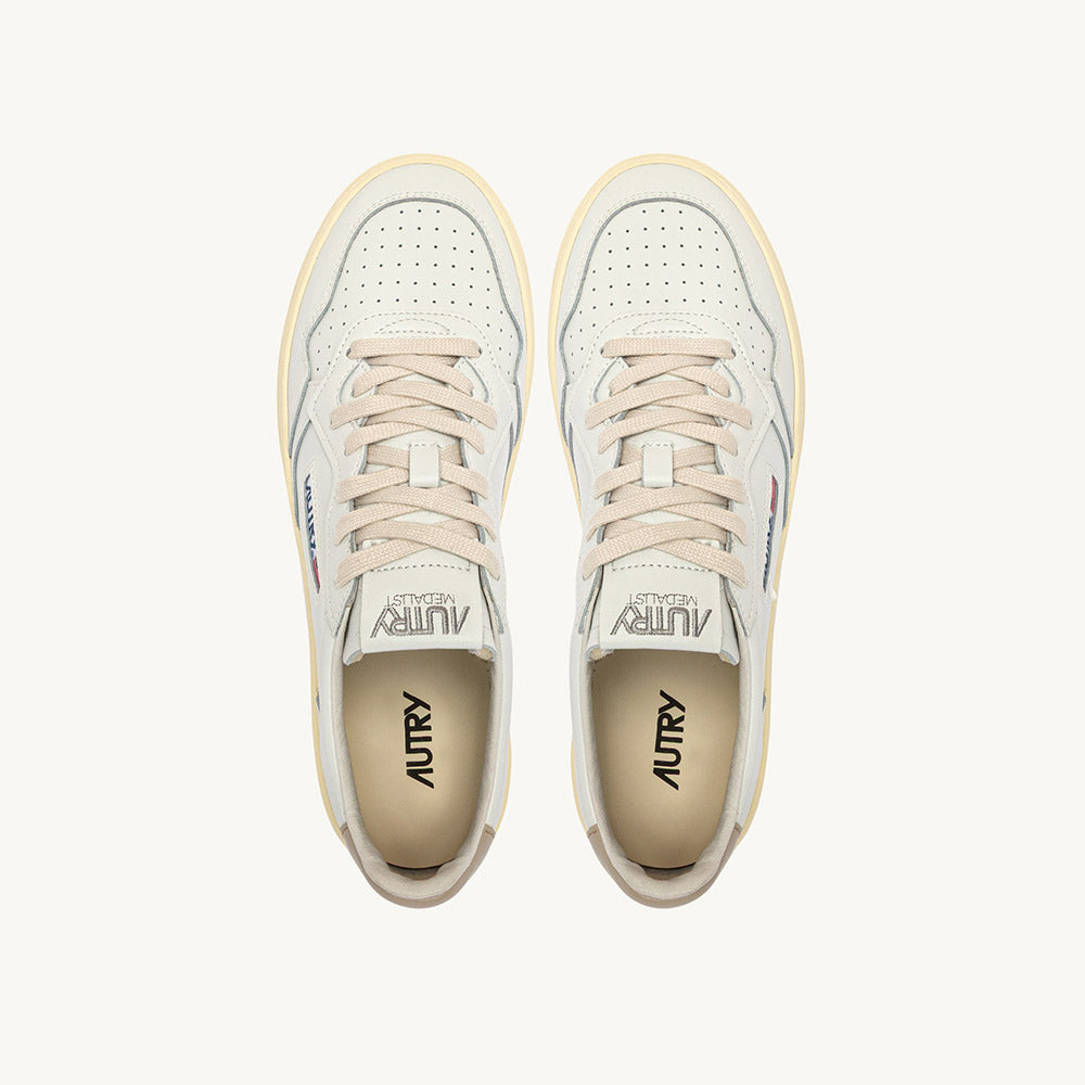 Sneaker Autry Medalist Low Man Leather White/Feather Gray – vista dall'alto
