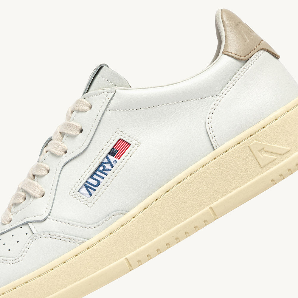 Sneaker Autry Medalist Low Man Leather White/Feather Gray – dettaglio della tomaia