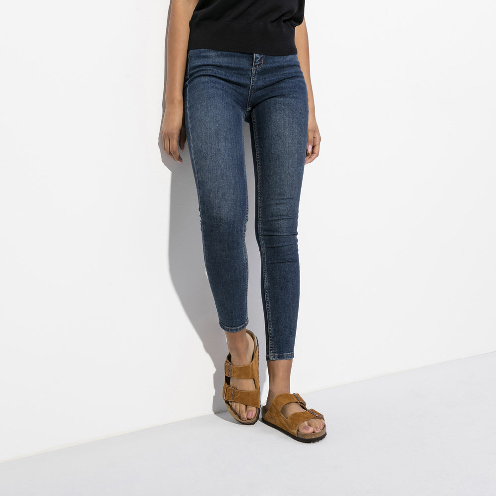 Sandalo Birkenstock Arizona Soft Footbed in pelle scamosciata Mink – indossato da una modella