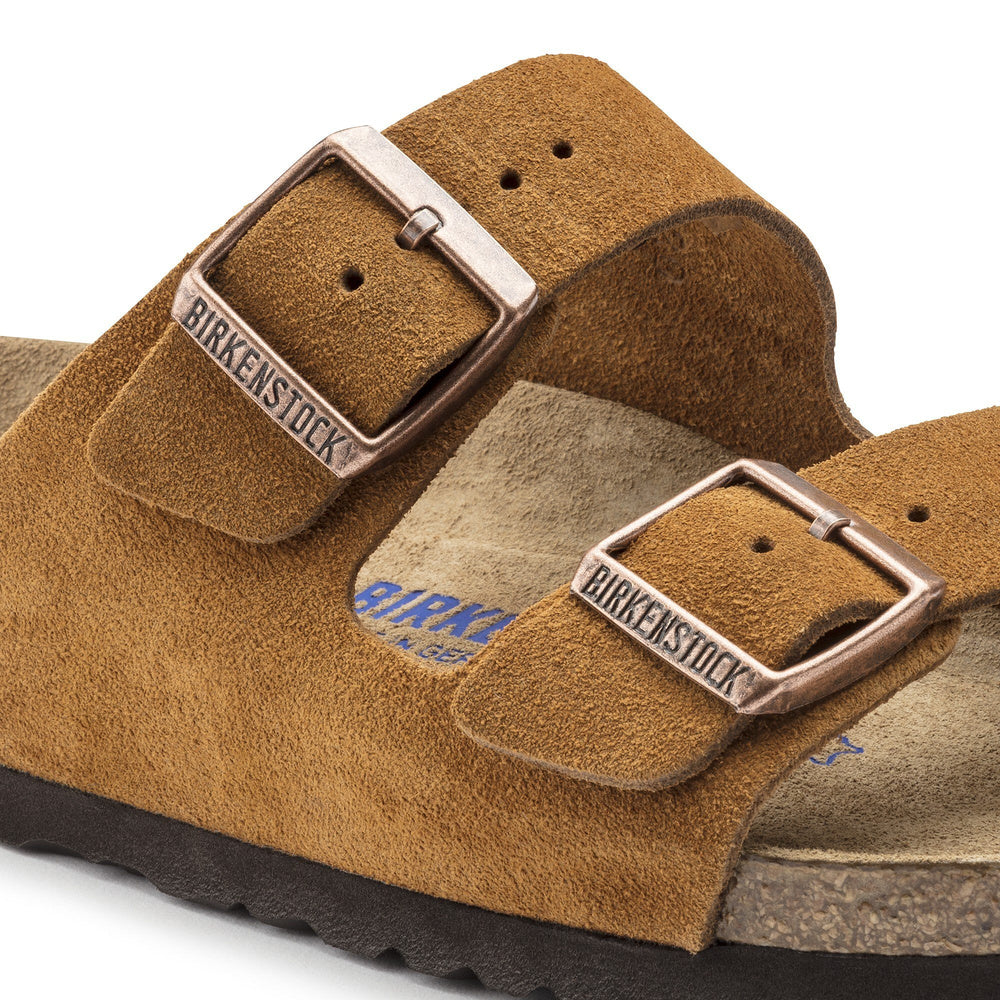 Sandalo Birkenstock Arizona Soft Footbed in pelle scamosciata Mink – dettaglio delle fibbie