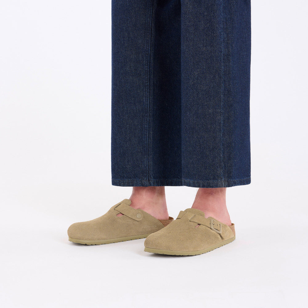 Zoccolo Birkenstock Boston in pelle scamosciata Faded Khaki – indossato da un modello