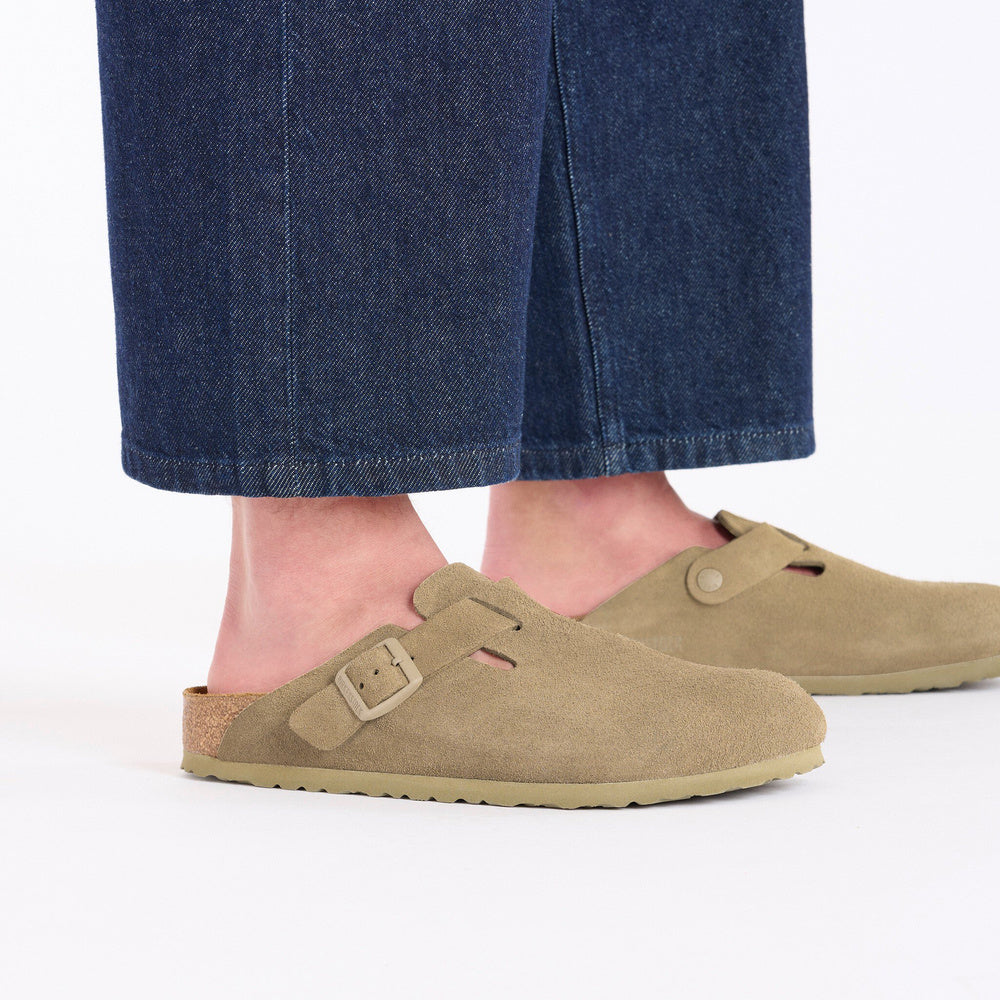 Zoccolo Birkenstock Boston in pelle scamosciata Faded Khaki – primo piano indossato da un modello