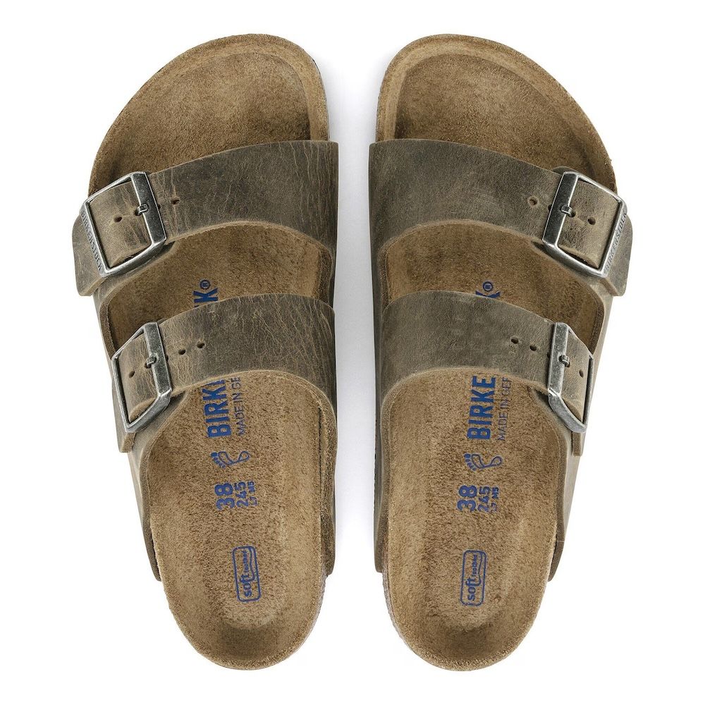 Sandalo Birkenstock Arizona Soft Footbed in nabuk oliato Faded Khaki – vista dall'alto