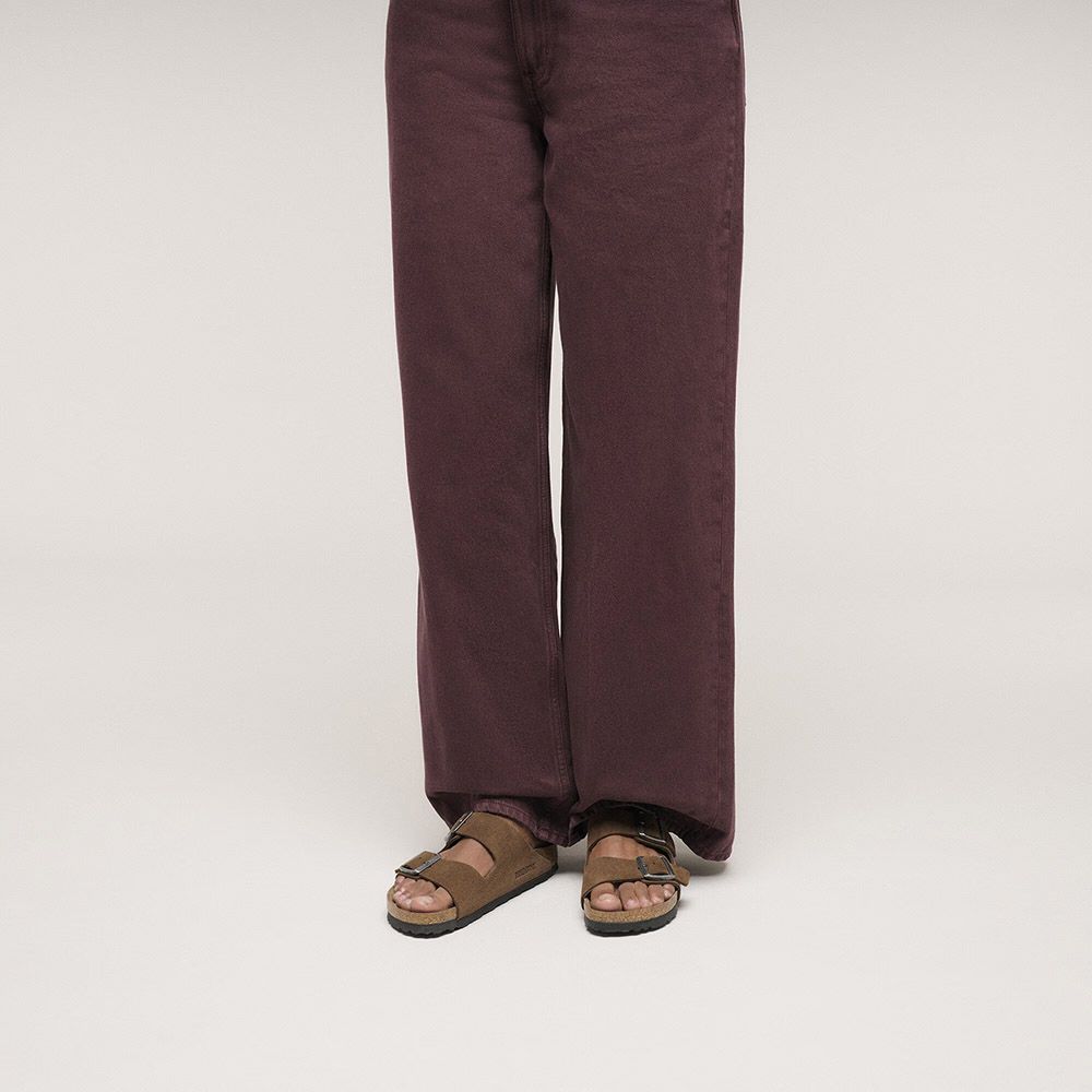 Sandalo Birkenstock Arizona Soft Footbed in pelle scamosciata Dark Tea – indossato da una modella
