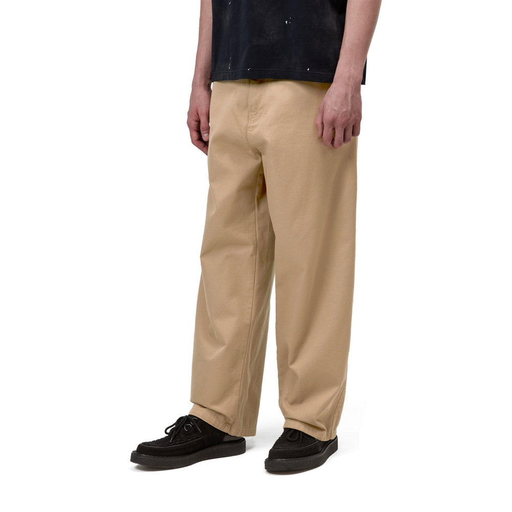 Jeans Carhartt WIP Brady Pant Leather – indossati vista di tre quarti