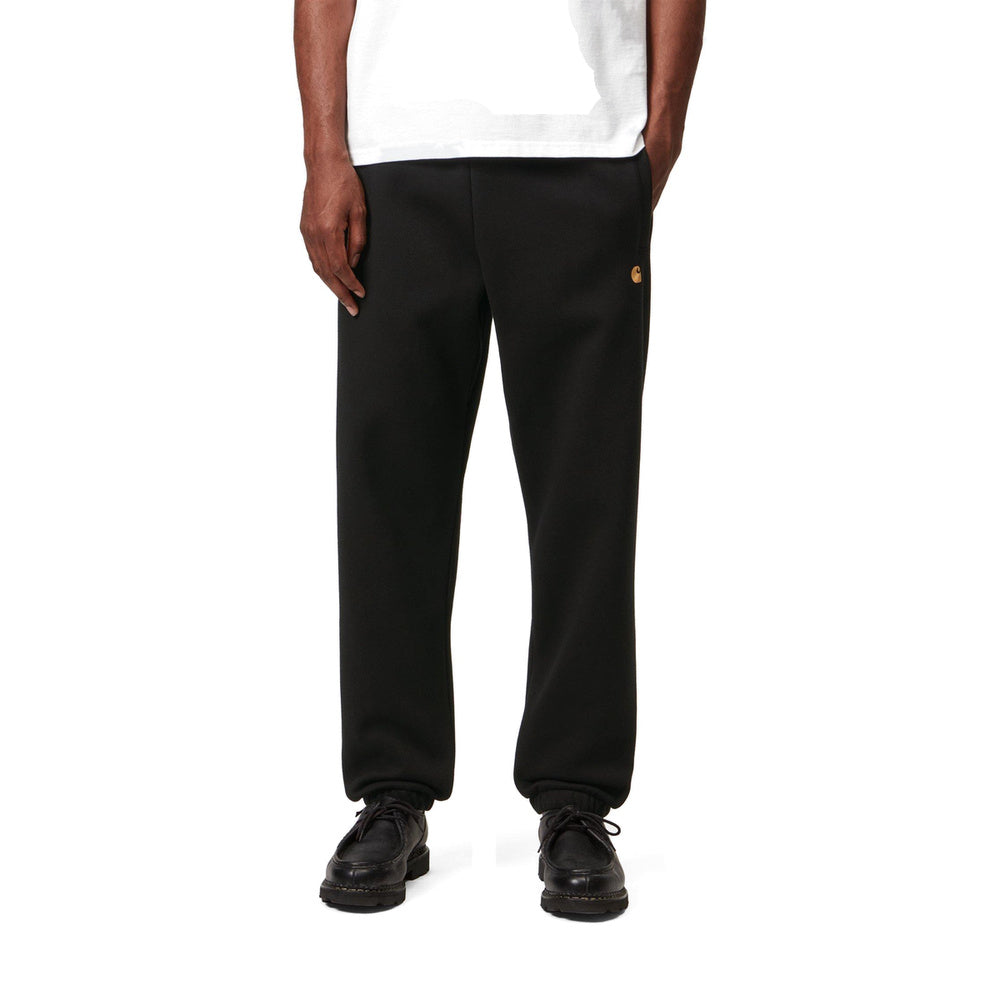Pantaloni della tuta Carhartt WIP Chase Sweat Pant Black / Gold – indossati vista frontale
