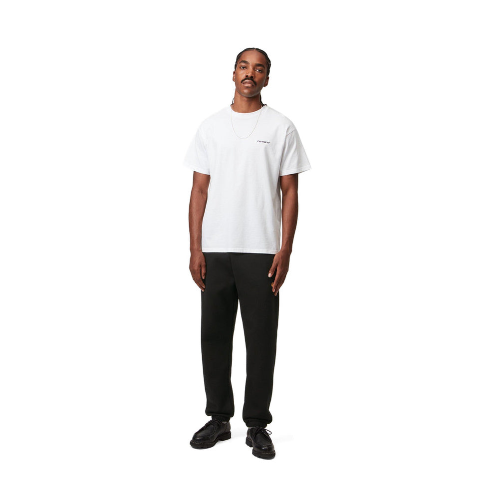 Pantaloni della tuta Carhartt WIP Chase Sweat Pant Black / Gold – indossati figura intera