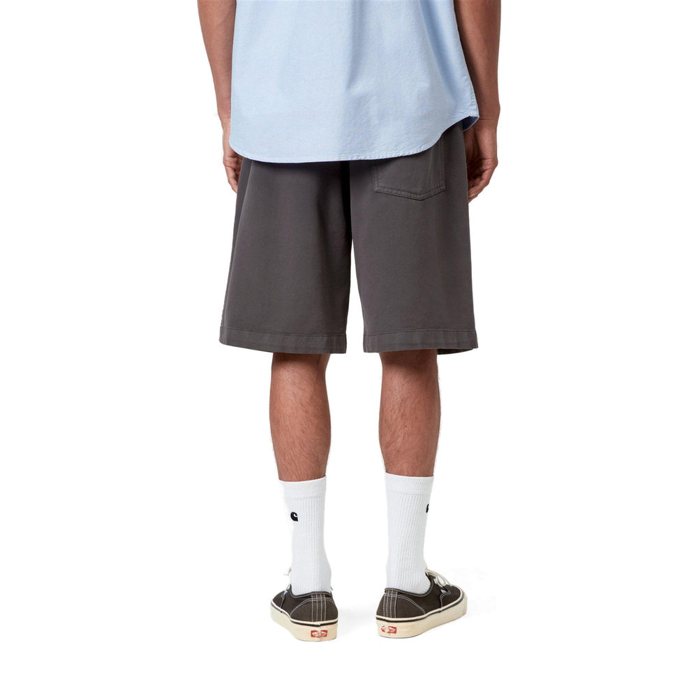 Short Carhartt WIP Floyde Short Graphite Garment Dyed – indossati vista posteriore