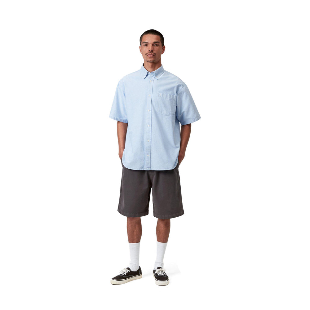 Short Carhartt WIP Floyde Short Graphite Garment Dyed – indossati figura intera