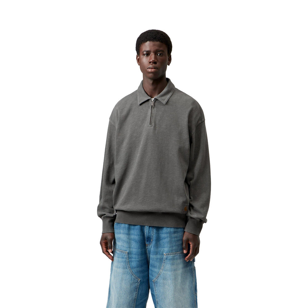 Polo Carhartt WIP Half Zip Harper Polo Black Garment Dyed – indossata vista frontale