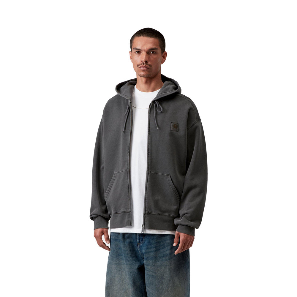 Felpa con cappuccio Carhartt WIP Hooded Nelson Jacket Black Garment Dyed – indossata vista frontale