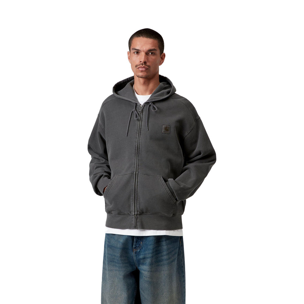 Felpa con cappuccio Carhartt WIP Hooded Nelson Jacket Black Garment Dyed – indossata vista di tre quarti