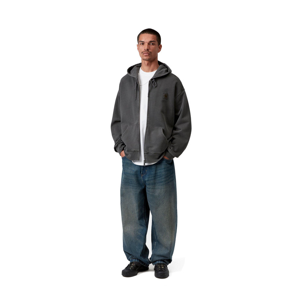 Felpa con cappuccio Carhartt WIP Hooded Nelson Jacket Black Garment Dyed – indossata figura intera