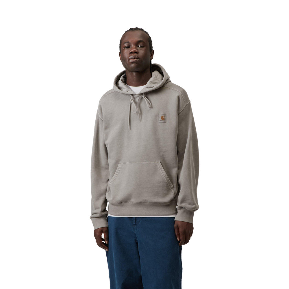 Felpa con cappuccio Carhartt WIP Hooded Nelson Sweatshirt Yosemite Garment Dyed – indossata vista frontale