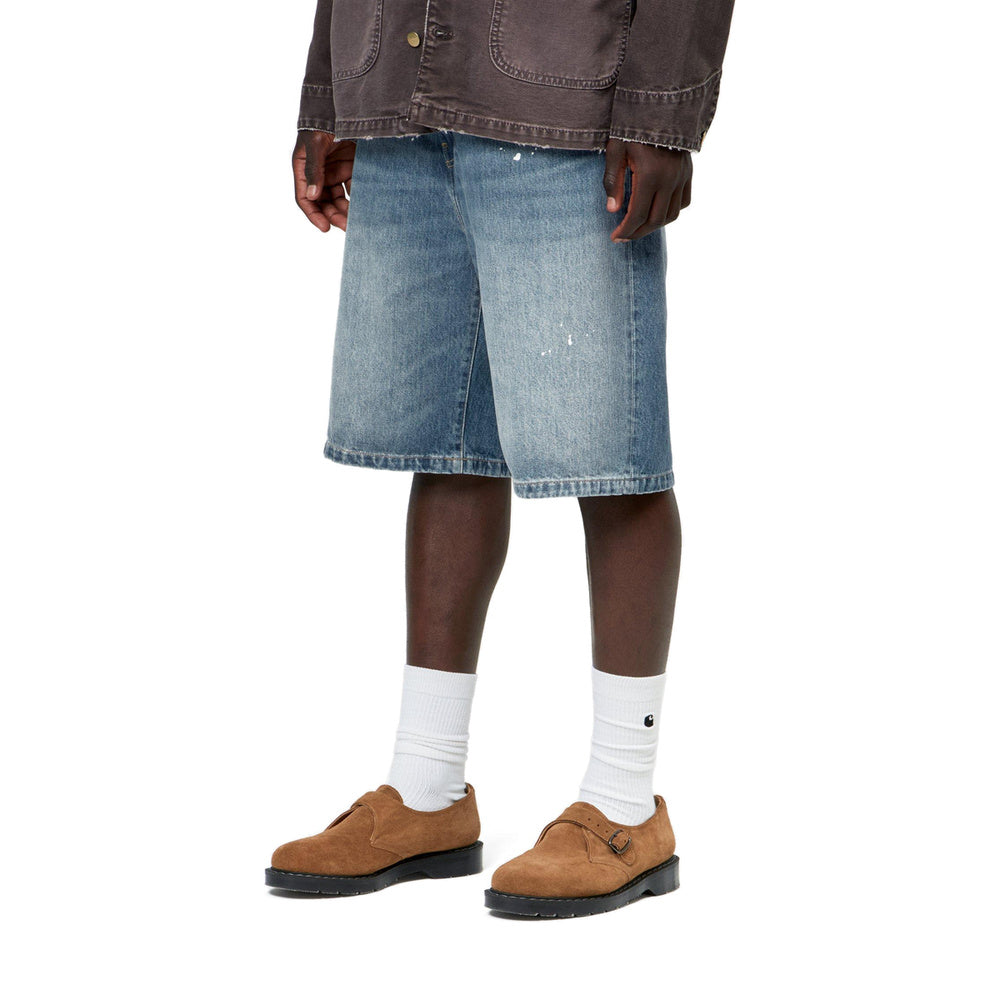 Short Carhartt WIP Landon Short Blue Destroy Wash Splatter – indossati vista di tre quarti
