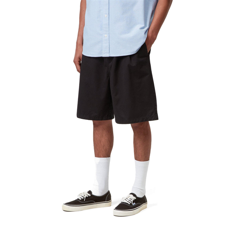 Short Carhartt WIP Marv Short Black Stone Washed – indossati vista di tre quarti