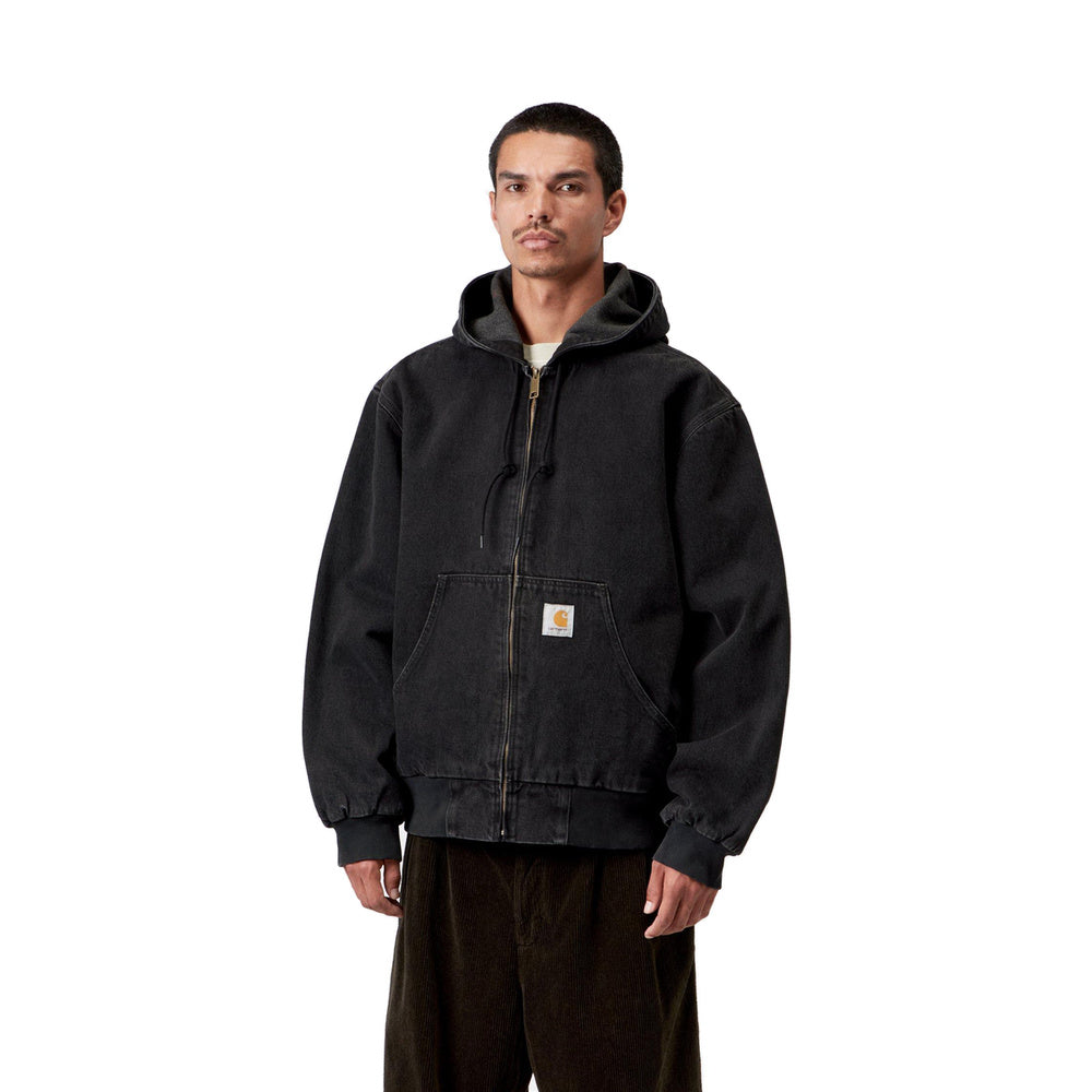 Giacca Carhartt WIP OG Active Jacket Black Stone Washed – indossata vista di tre quarti