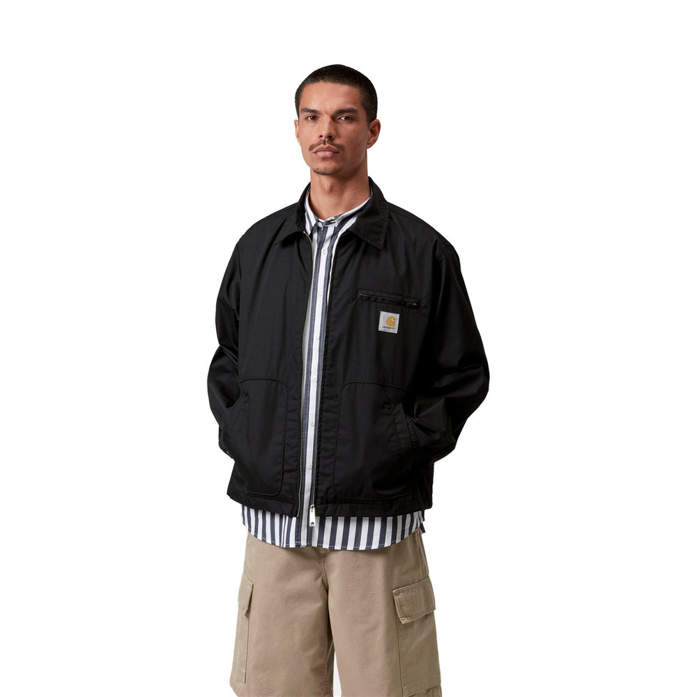 Giacca Carhartt WIP Postal Jacket Black – indossata vista frontale