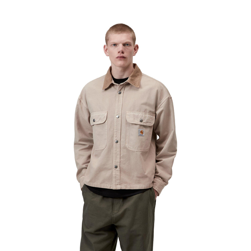 Giacca Carhartt WIP Prescott Shirt Jacket Leather Garment Dyed – indossata vista di tre quarti