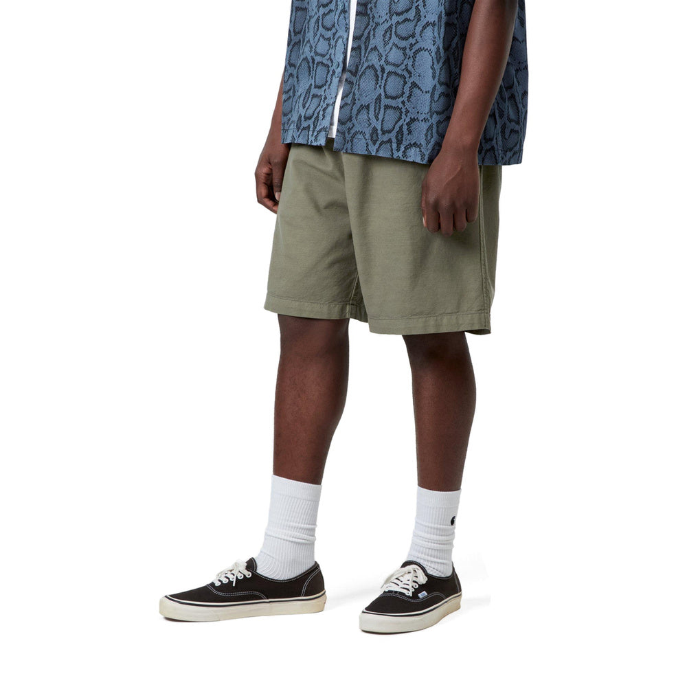 Short Carhartt WIP Rainer Short Leaf Garment Dyed – indossati vista di tre quarti