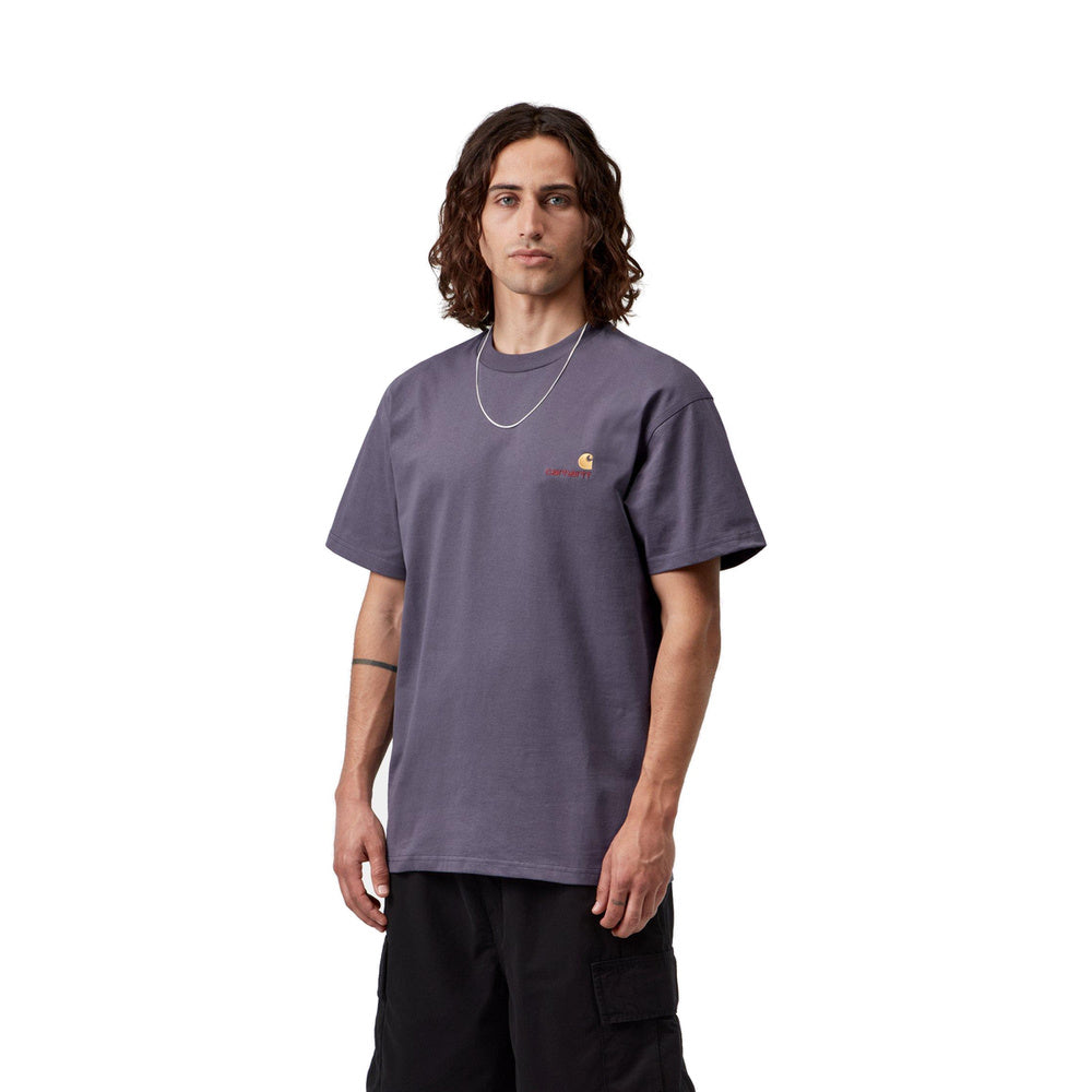 T-shirt Carhartt WIP S/S American Script T-Shirt Shady Purple – indossata vista frontale