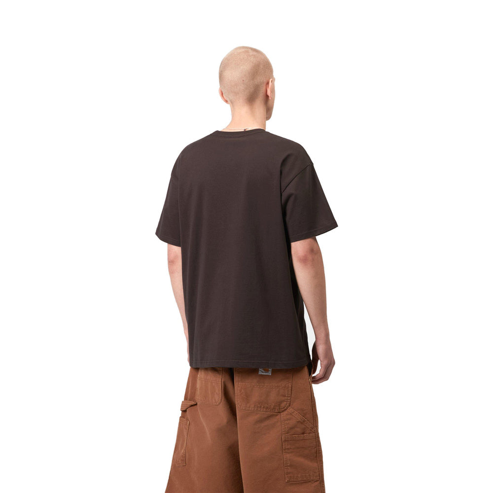 T-shirt Carhartt WIP S/S Chase T-Shirt Shale / Gold – indossata vista posteriore