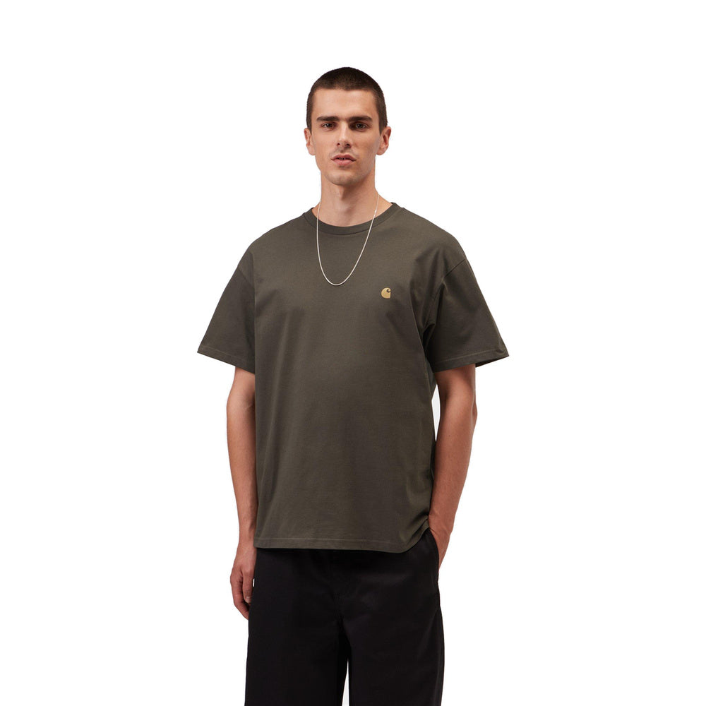 T-shirt Carhartt WIP S/S Chase T-Shirt Shungite / Gold – indossata vista frontale