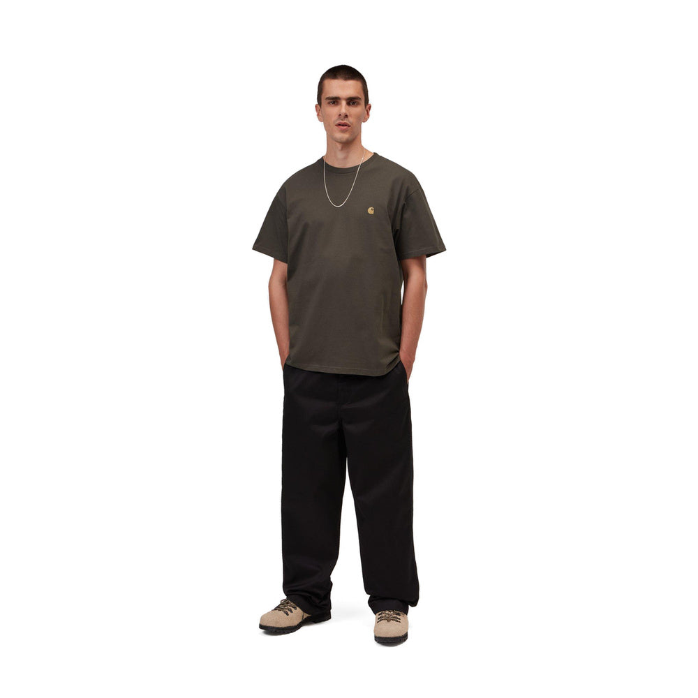T-shirt Carhartt WIP S/S Chase T-Shirt Shungite / Gold – indossata figura intera