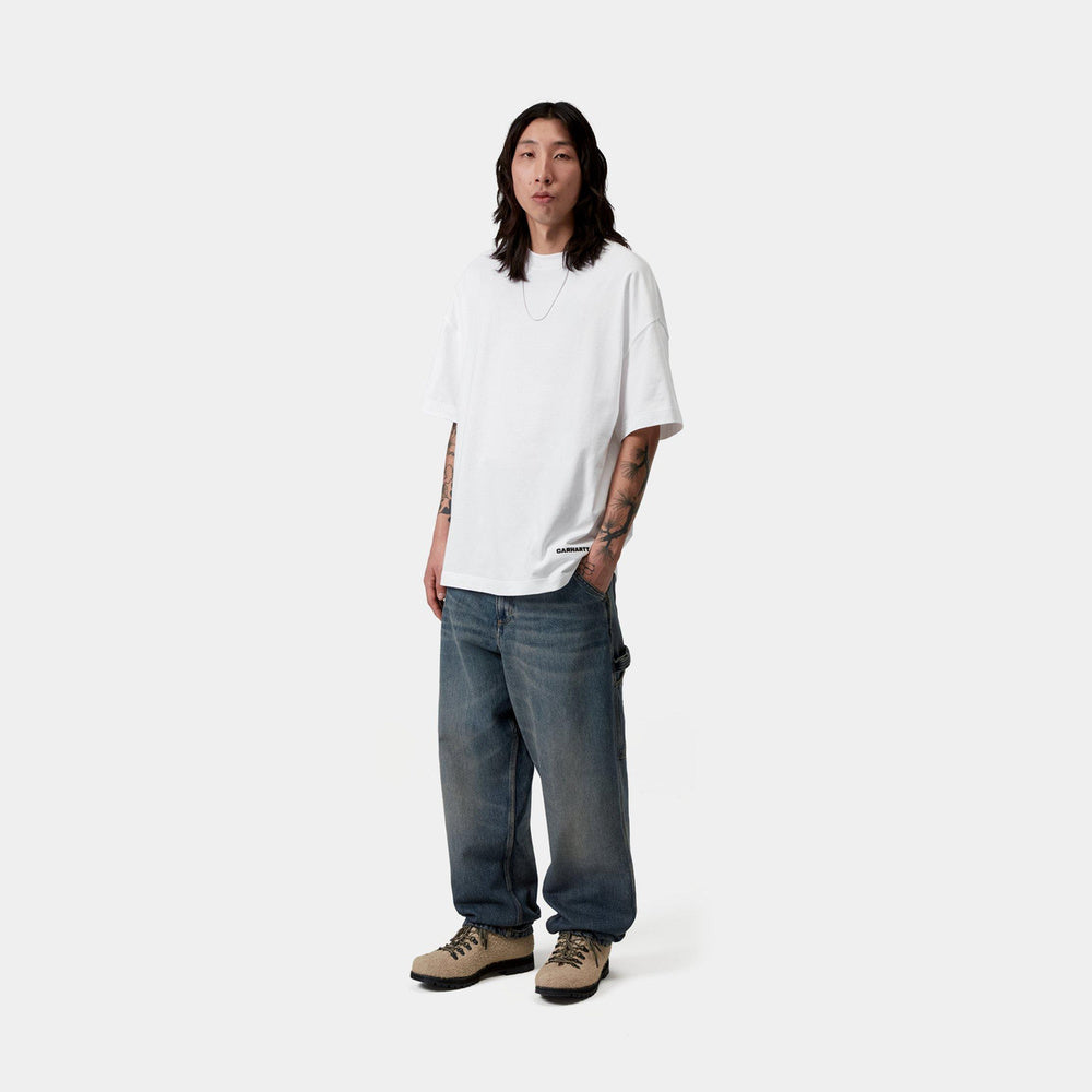 T-shirt Carhartt WIP S/S Link Script T-Shirt White / Black – indossata figura intera