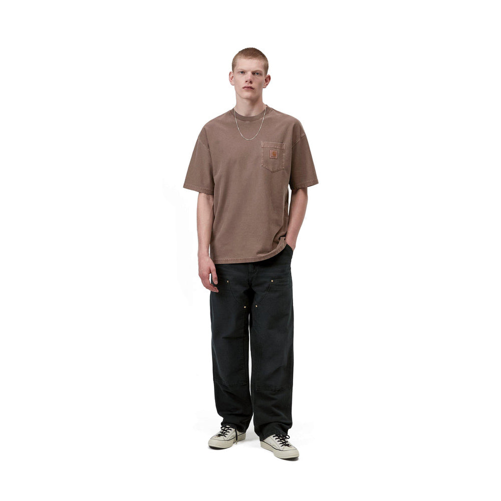 T-shirt Carhartt WIP S/S Loose Pocket T-Shirt Tobacco Garment Dyed – indossata figura intera