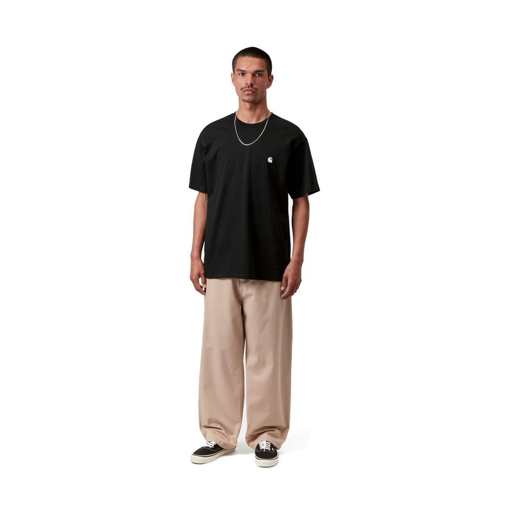 T-shirt Carhartt WIP S/S Madison T-Shirt Black / White – indossata figura intera