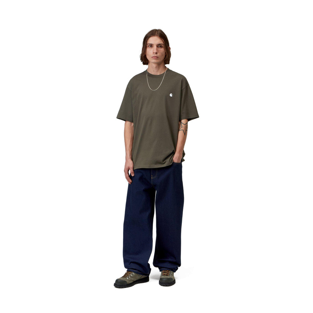 T-shirt Carhartt WIP S/S Madison T-Shirt Cypress / White – indossata figura intera