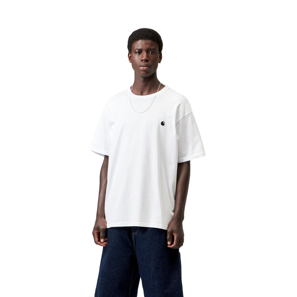 T-shirt Carhartt WIP S/S Madison T-Shirt White / Black – indossata vista frontale