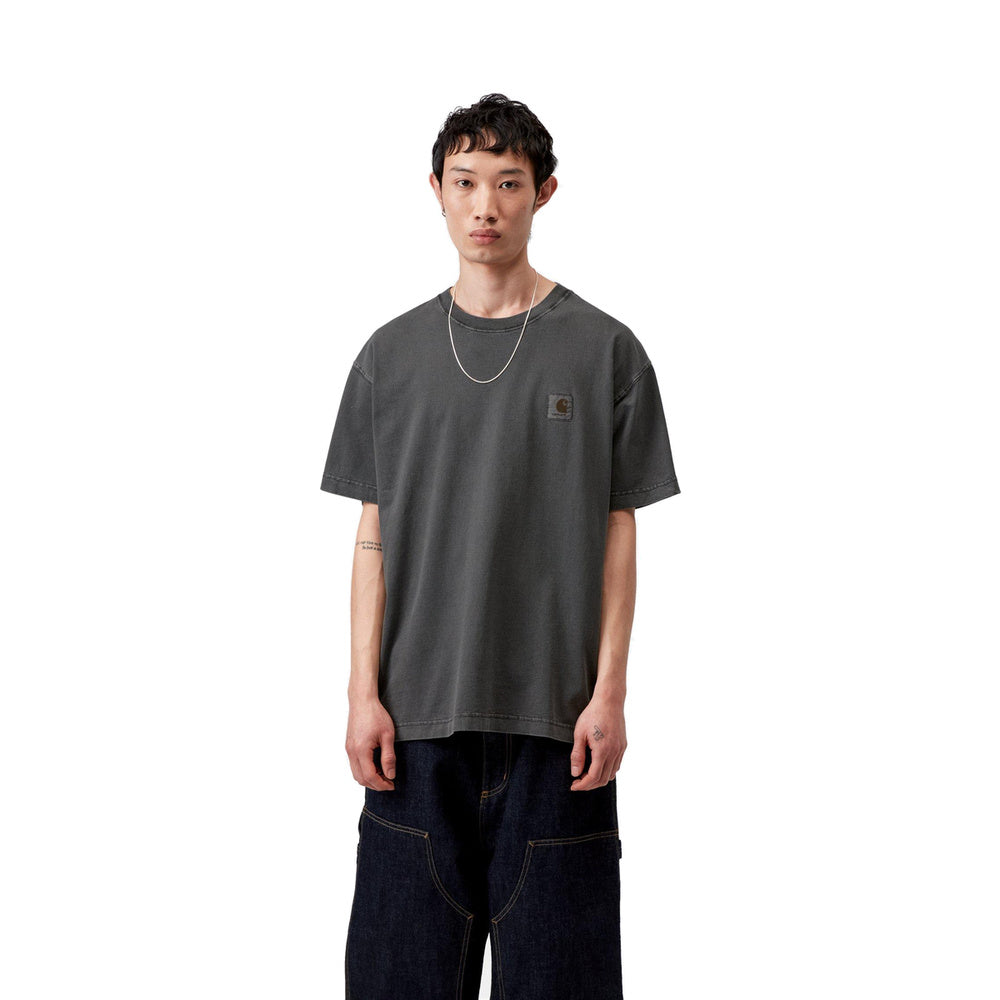 T-shirt Carhartt WIP S/S Nelson T-Shirt Black Garment Dyed – indossata vista frontale