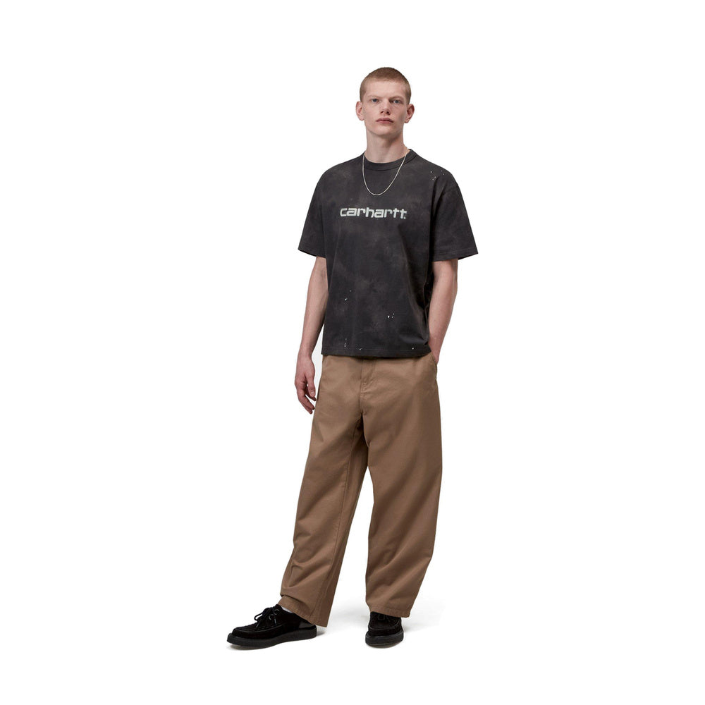 T-shirt Carhartt WIP S/S Painter T-Shirt Black Destroy Wash Splatter – indossata figura intera