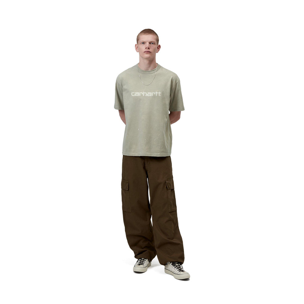T-shirt Carhartt WIP S/S Painter T-Shirt Shady Green Destroy Wash Splatter – indossata figura intera