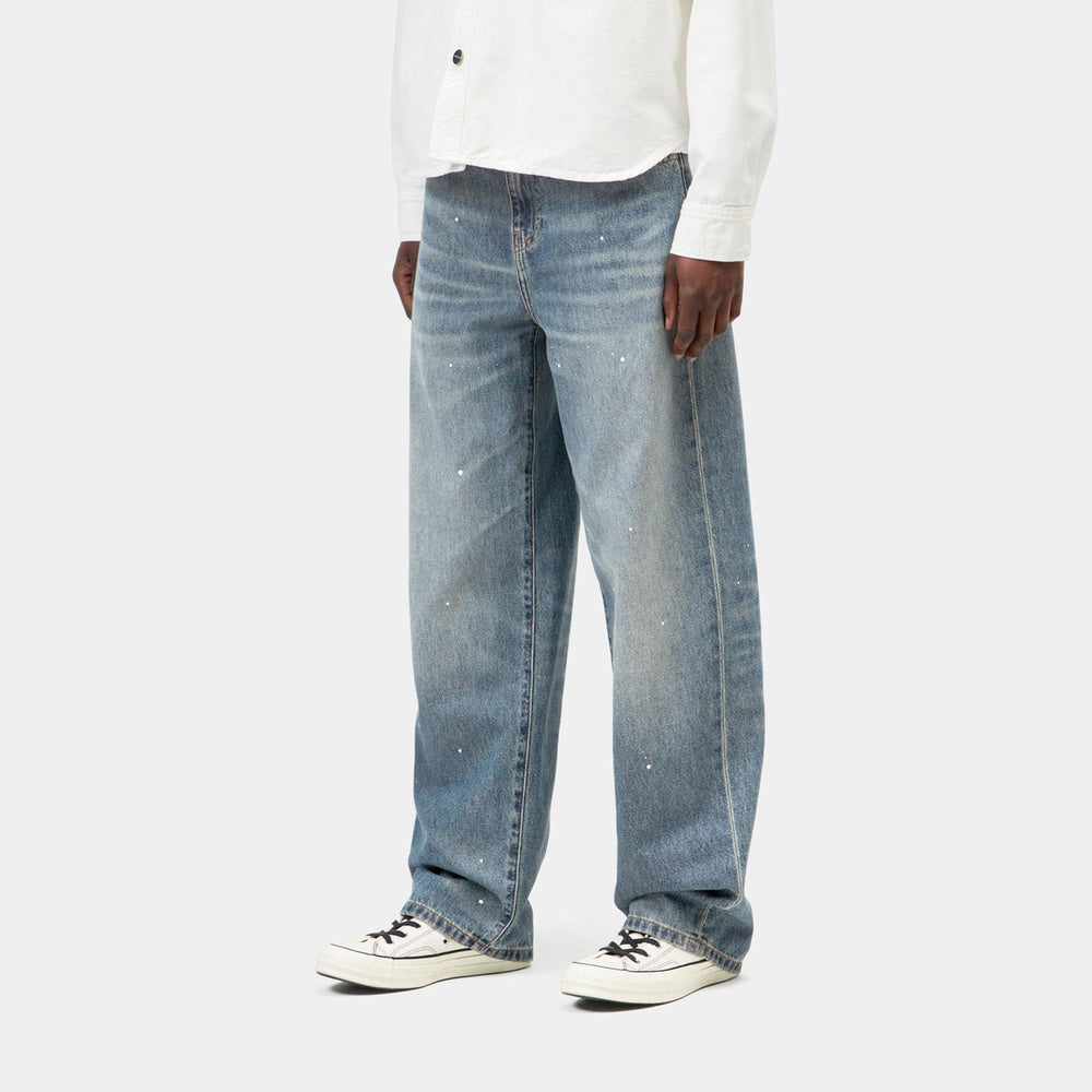 Jeans Carhartt WIP W' Arin Pant Blue Destroy Wash Splatter – indossati vista di tre quarti