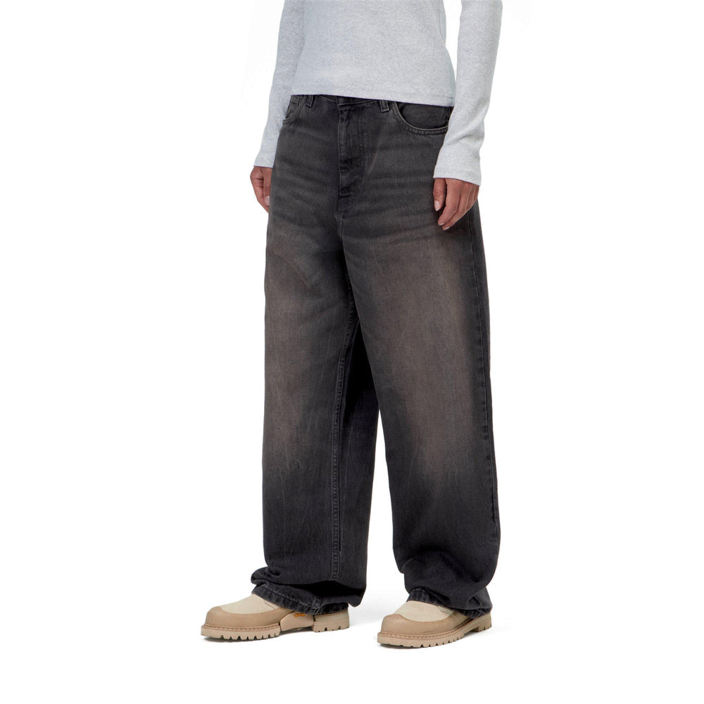 Jeans Carhartt WIP W' Brandon Pant Black Tobacco Used Wash – indossati vista di tre quarti