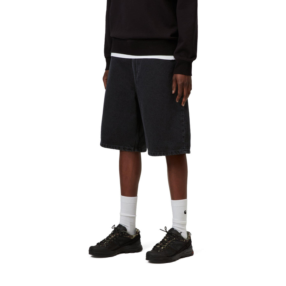 Short Carhartt WIP W' Brandon Short Black Stone Washed – indossati vista di tre quarti