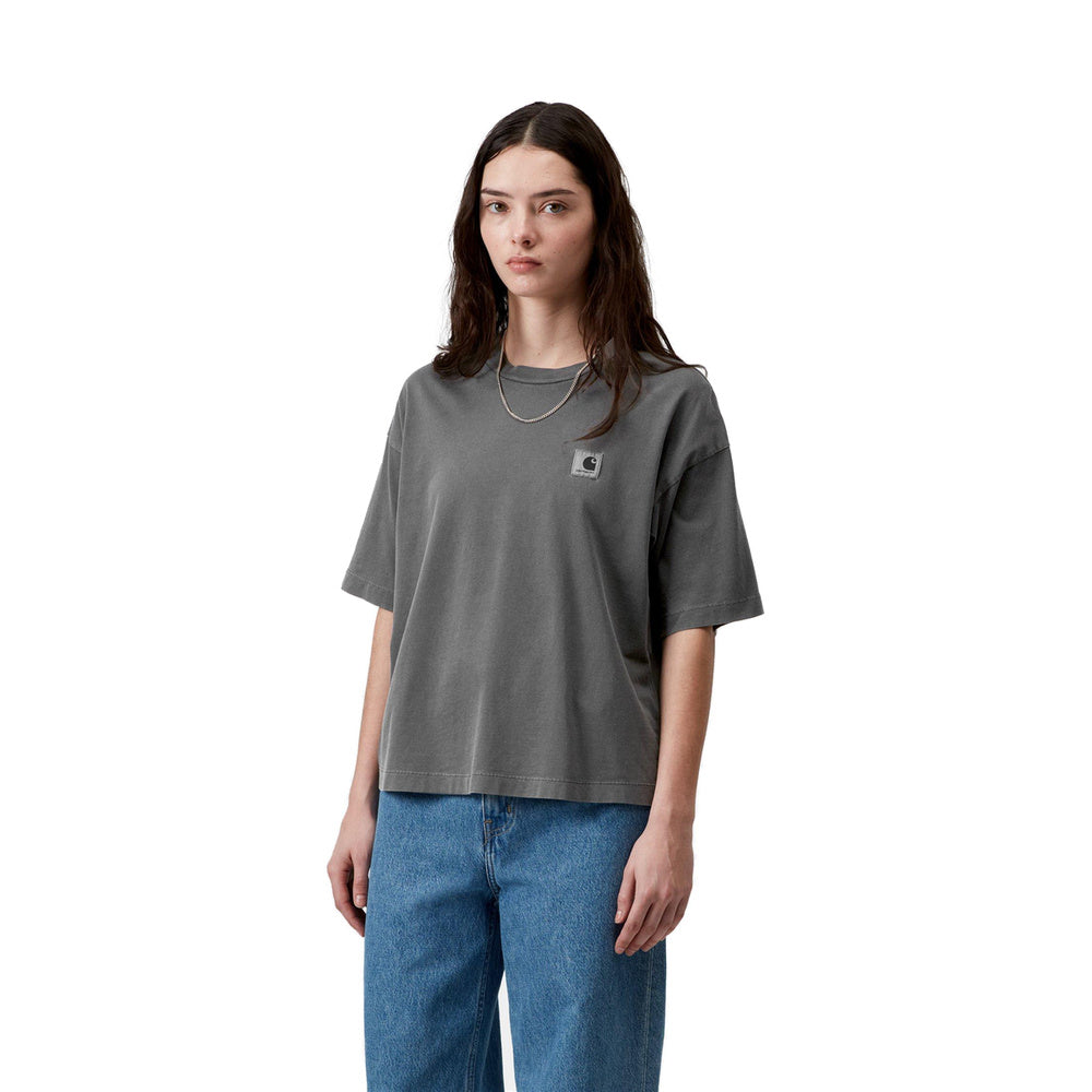 T-shirt Carhartt WIP W' S/S Nelson T-Shirt Black Garment Dyed – indossata vista frontale