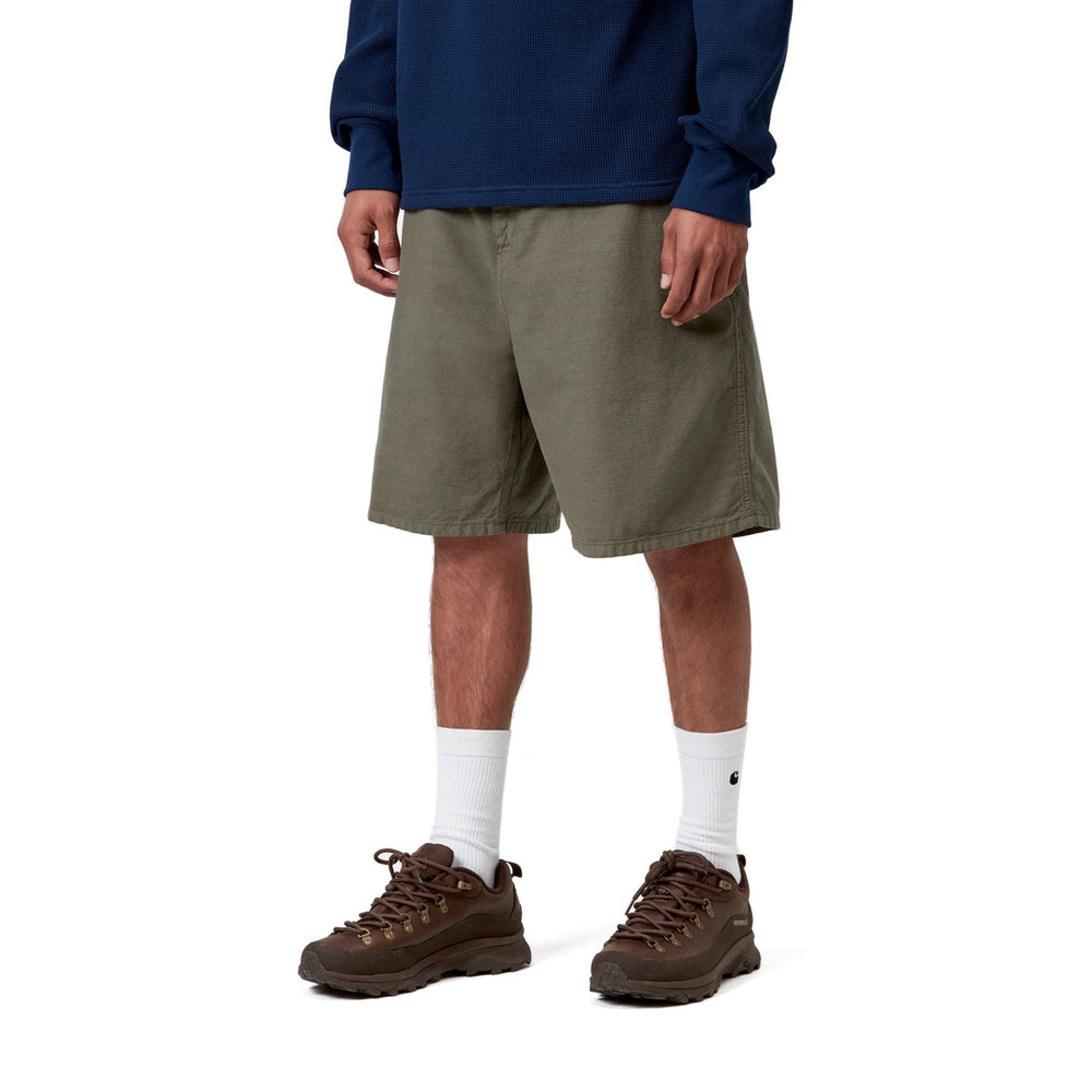 Short Carhartt WIP Walter Single Knee Short Leaf Garment Dyed – indossati vista di tre quarti