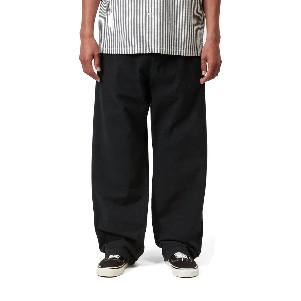 Pantaloni Carhartt WIP Walton Pant Black Garment Dyed – indossati vista frontale